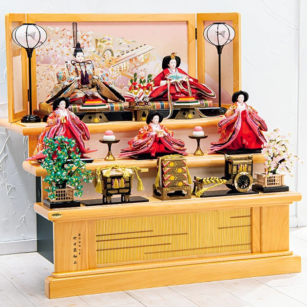 駿河伝統工芸の美・天竜檜の台屏風・気品高く煌く金襴の雛人形